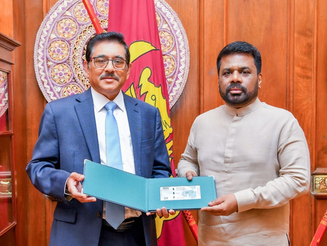 New Rs. 2,000 commemorative note presented to the President 