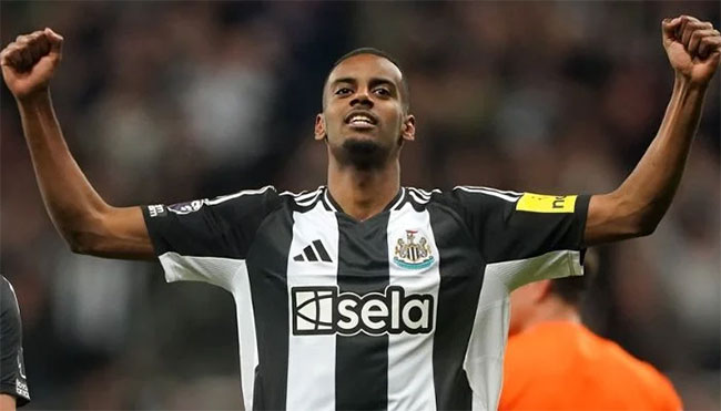 Liverpool agree British record 125m fee for Isak