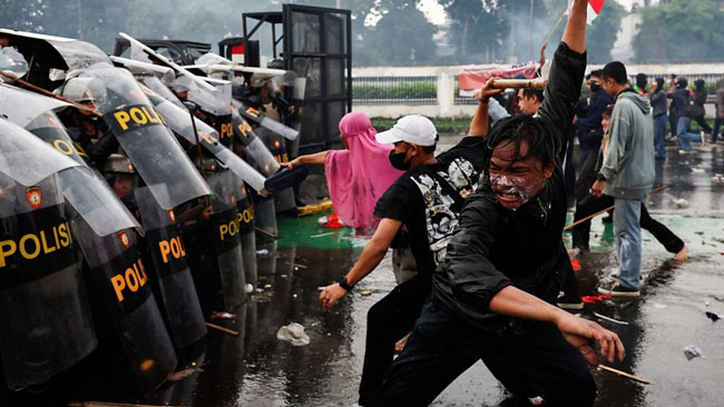 Indonesian politicians to have perks cut in bid to quell unrest