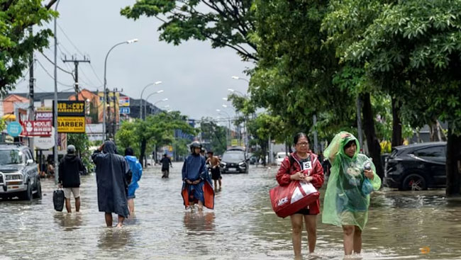 Bali floods kill 14, search continues for two missing