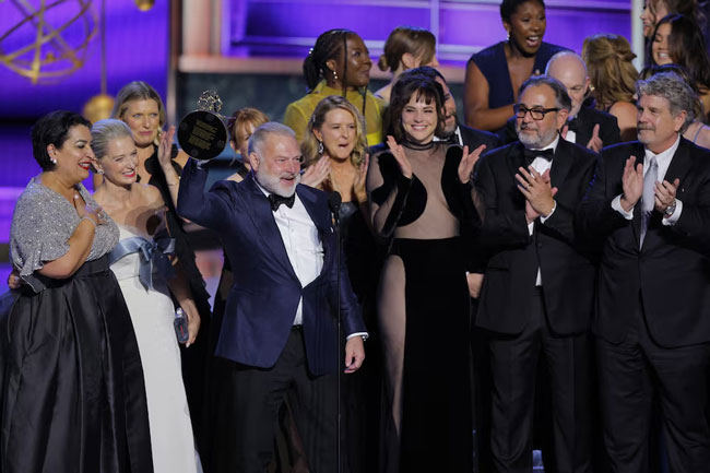Hollywood celebrates The Pitt and The Studio at TVs Emmy Awards