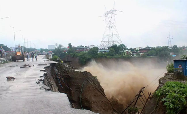 Heavy rain wreaks havoc in Indias Dehradun; 15 killed in the state, 16 missing