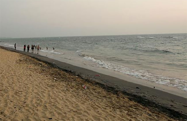 Three teenagers rescued after being swept away by currents at Mount Lavinia Beach
