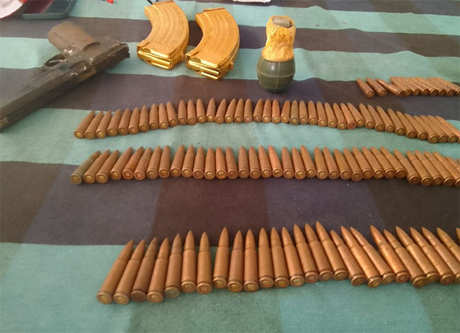 Weapons & ammunition belonging to Sampath Manamperi found in Middeniya