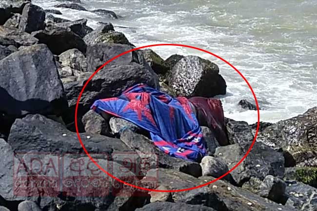 Naked body of man washes ashore at beach in Moratuwa