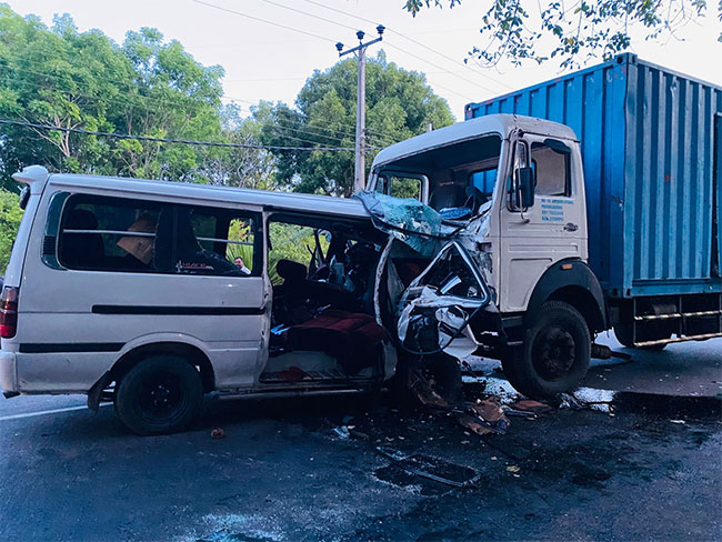 Three dead and four injured in head-on collision between lorry and van in Thalawa