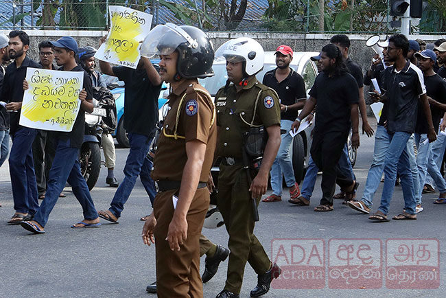 Heavy traffic in Colombo due to protest by uni. students
