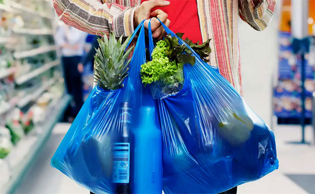 Traders banned from handing shopping bags FOC to consumers from Nov. 1