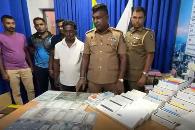 4 arrested for smuggling goods including mobile phones worth over Rs. 10 mln