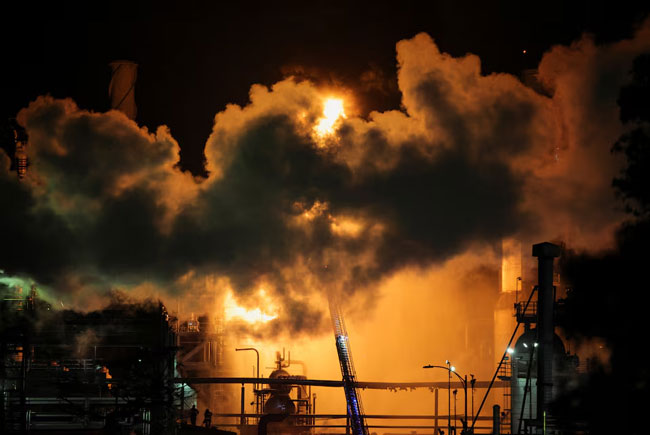Fire breaks out at Chevrons El Segundo refinery in Los Angeles
