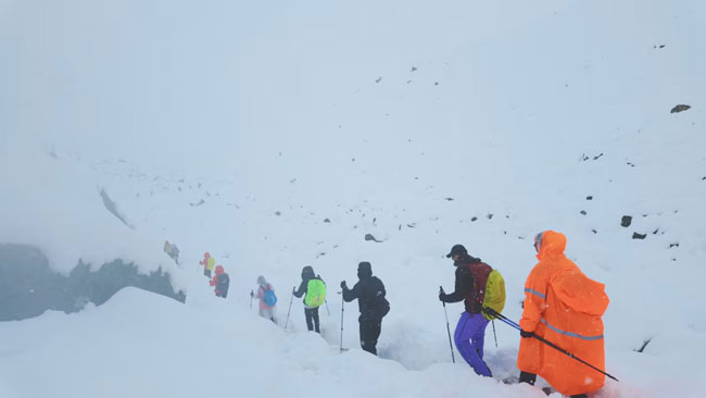Hundreds of trekkers escape from blizzard-struck Everest in Tibet
