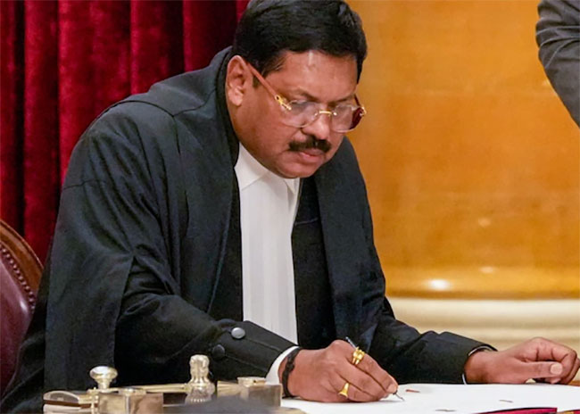 Shoe thrown at Indias Chief Justice in religious row
