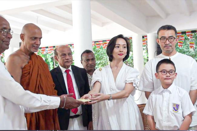 Chinese community in SL makes donation in support of Na Uyana Monastery following tragic accident