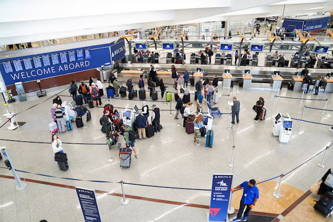US air traffic control staffing hit for second day, delaying flights
