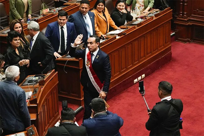Perus Congress ousts president, successor vows war on crime