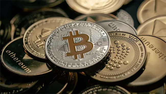 Crypto crash wipes out $19 billion after Trumps 100% China tariffs spark sell-off