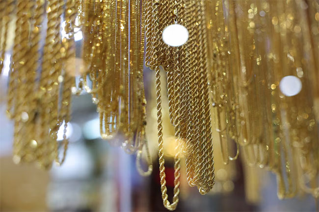 Gold prices in Sri Lanka drop by Rs. 20,000
