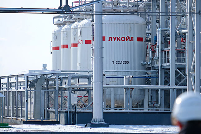 U.S. sanctions Russias top 2 oil producers to press for ceasefire in Ukraine