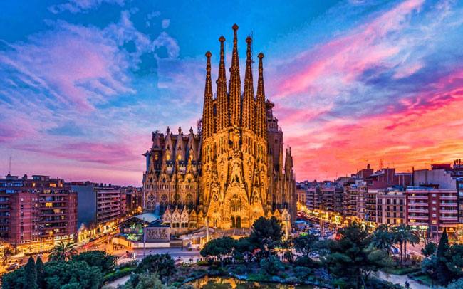 Barcelona s Sagrada Família becomes world s tallest church Barcelona s Sagrada Família becomes world s tallest church