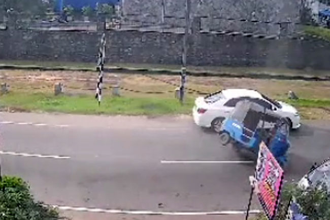 Three-wheeler driver killed in accident near Moragahahena 