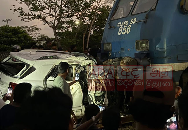 Train crashes into car at railway crossing between Wanawasala and Kelaniya