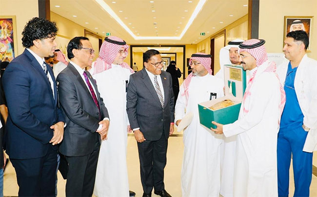 Sri Lanka s FM explores investment opportunities with leading healthcare provider in Middle East