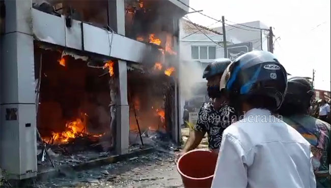 Fire breaks out at row of shops in Ambalangoda