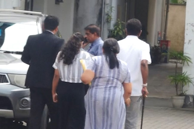 Ex-Minister Keheliya, wife and daughter arrive at Bribery Commission