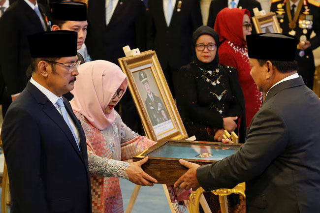 Indonesia grants national hero status to late strongman President Suharto