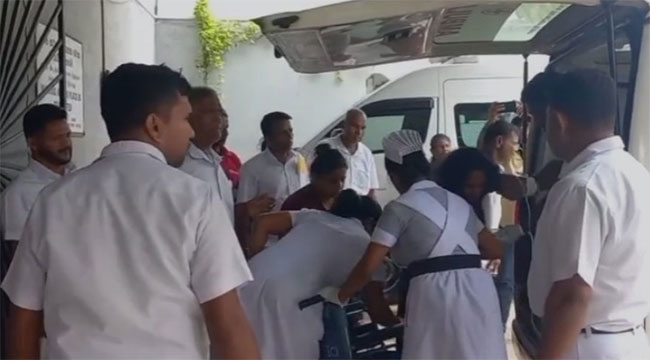 Private bus overturns in Thalawa, injuring 20 persons including children