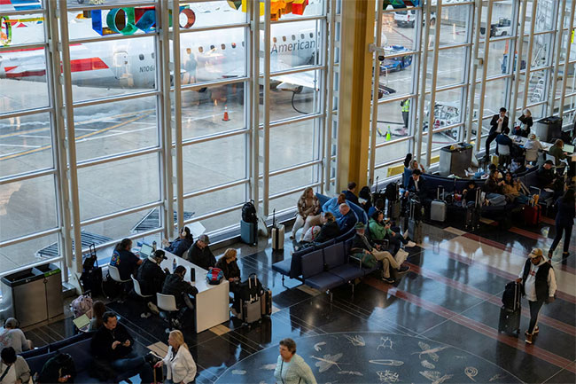 US flight delays, cancellations accelerate as air traffic controller shortages surge