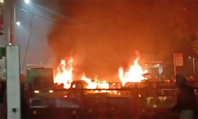 Eight dead in explosion near Delhis Red Fort Metro Station