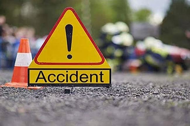 Two injured in bus, three-wheeler collision in Gelioya