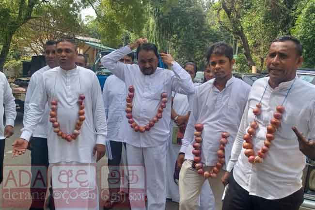 Dambulla PS heats up over big onion prices