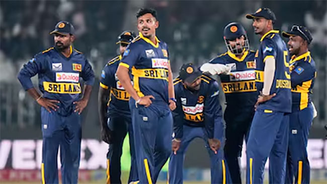 16 Sri Lankan players in Pakistan decide to return home following yesterdays suicide bomb blast 