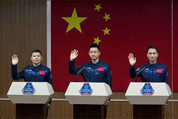 Chinese astronauts head home after suspected debris strike delays return to Earth