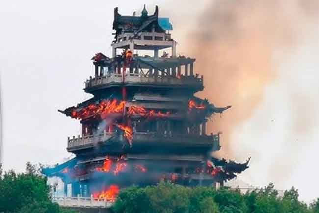 Fire breaks out at 1,500-year-old Yongqing temple in China
