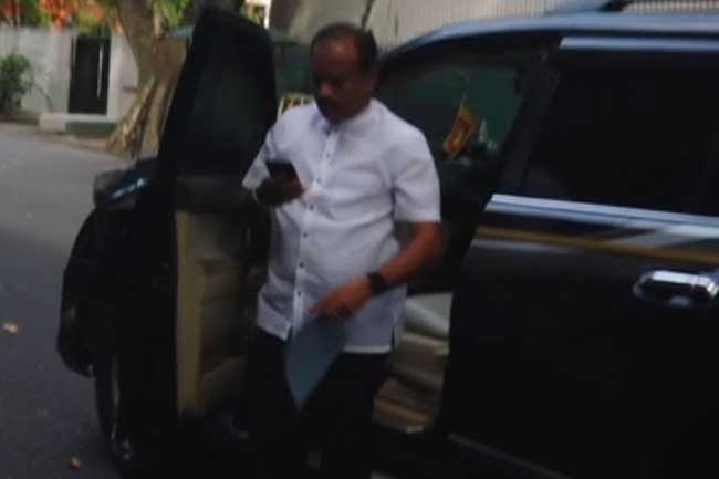 Ex-Deputy Speaker Ajith Rajapakse arrives at Bribery Commission 