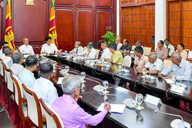 Ministers hold discussion to address issues faced by big onion farmers