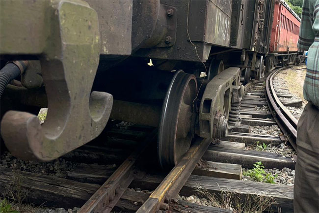 Train derails at Ohiya, up-country services disrupted