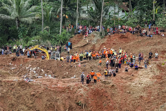 Death toll from Indonesia s Central Java landslides rises to 30