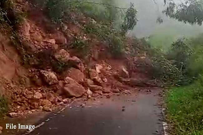 Landslide in Haldummulla disrupts traffic on BadullaColombo Road