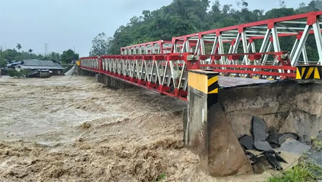 Landslides and flash floods on Indonesias Sumatra island leave at least 10 dead and 6 missing