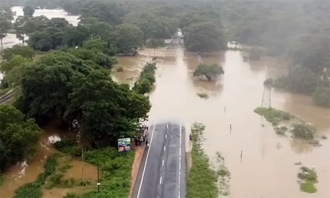 Batticaloa-Polonnaruwa main road closed for traffic in Manampitiya