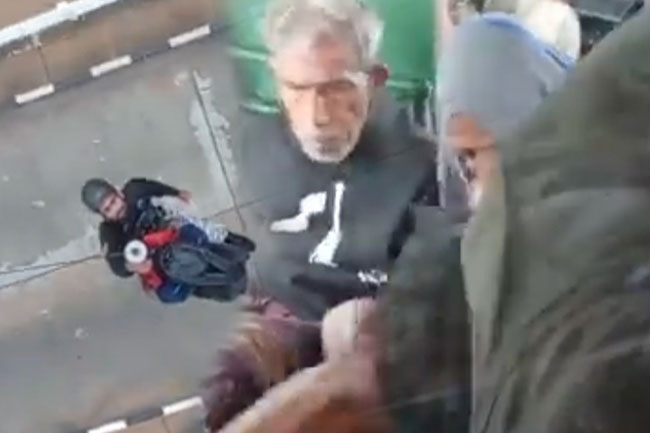 13 persons trapped on Manampitiya Bridge rescued by SLAF helicopter