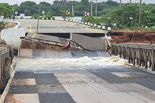 Nayaru main bridge in Mullaitivu collapses amid heavy flooding