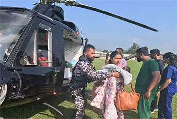 06 infants and mothers evacuated from Chilaw to Puttalam by SLAF helicopter