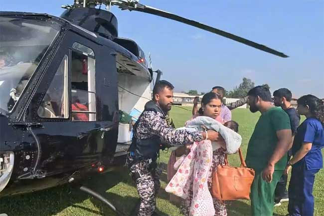 06 infants and mothers evacuated from Chilaw to Puttalam by SLAF helicopter