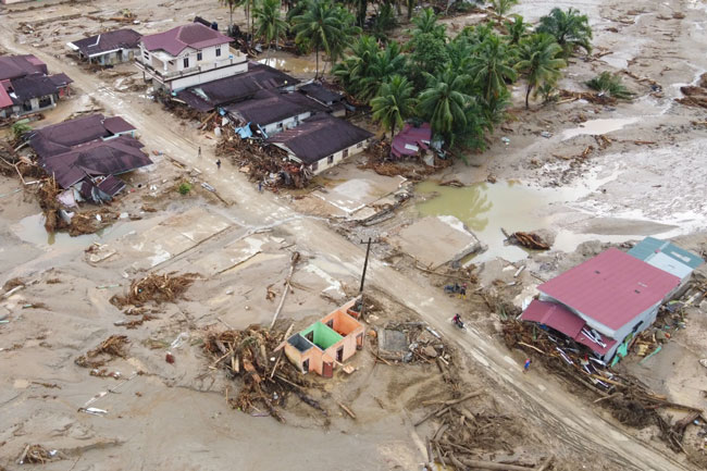 More than 1,300 dead in recent floods in South and South East Asia as rescue efforts intensify