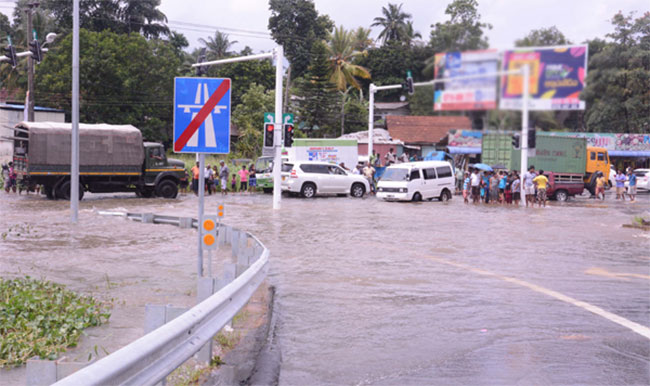 KaduwelaBattaramulla road which was closed due to flooding reopens